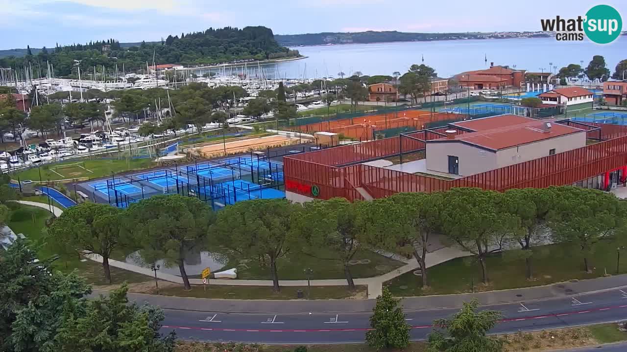 Portorož camera en vivo – vista del puerto deportivo y las canchas de tenis