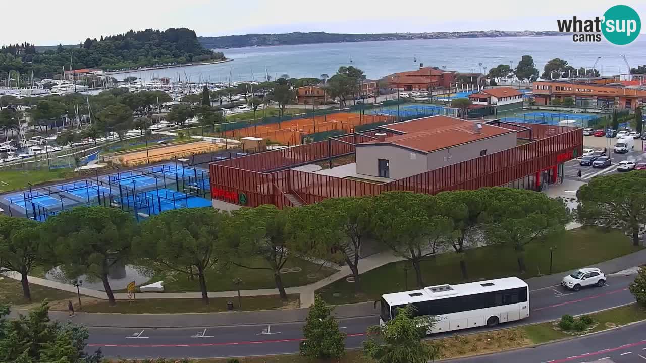 Portorož camera en vivo – vista del puerto deportivo y las canchas de tenis