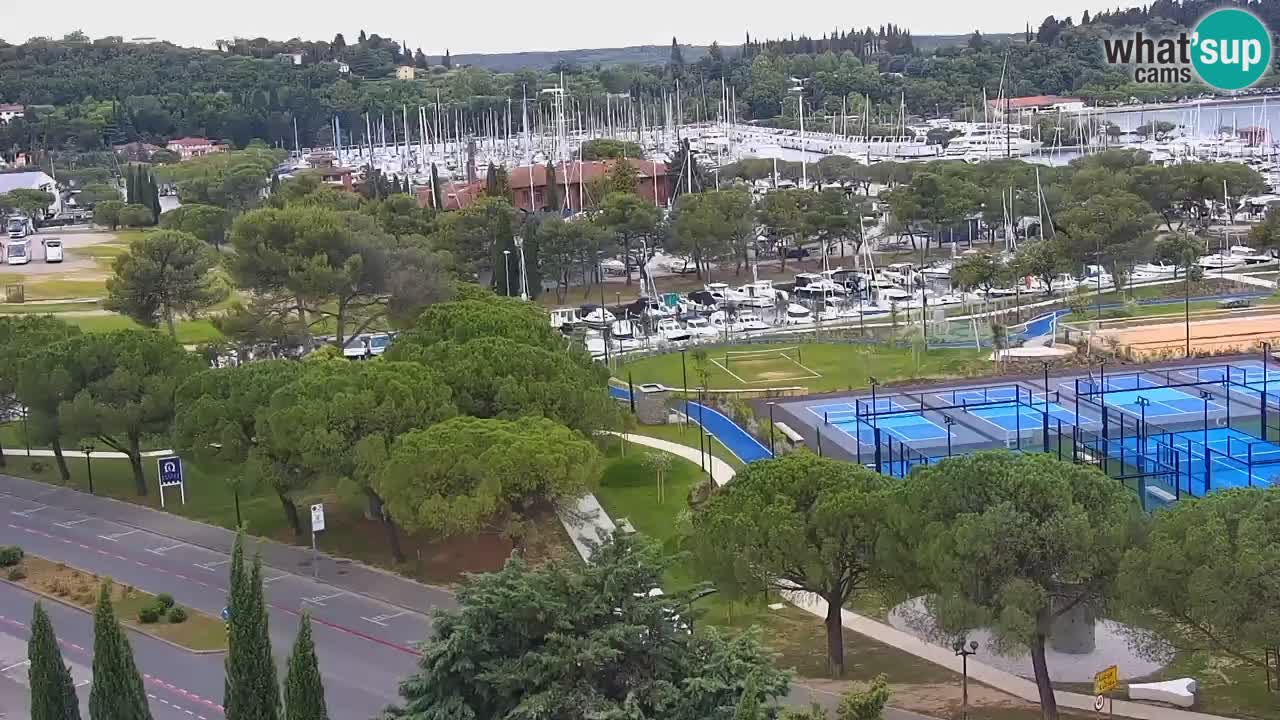 Portorož camera en vivo – vista del puerto deportivo y las canchas de tenis