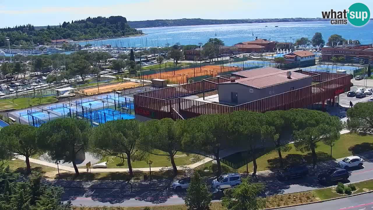Portorož camera en vivo – vista del puerto deportivo y las canchas de tenis