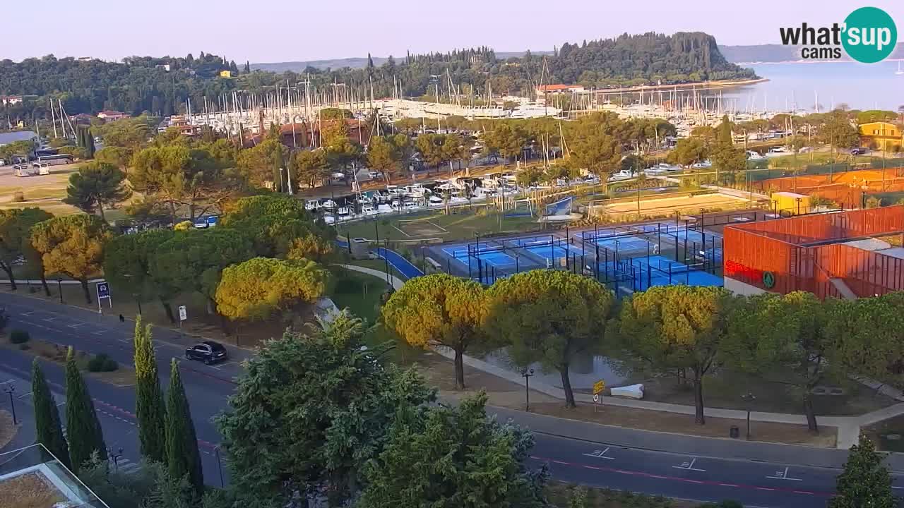 Portorož camera en vivo – vista del puerto deportivo y las canchas de tenis