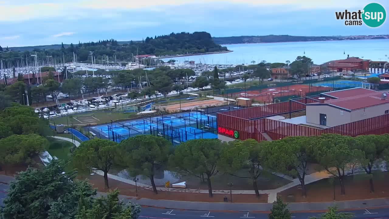 Portorož camera en vivo – vista del puerto deportivo y las canchas de tenis