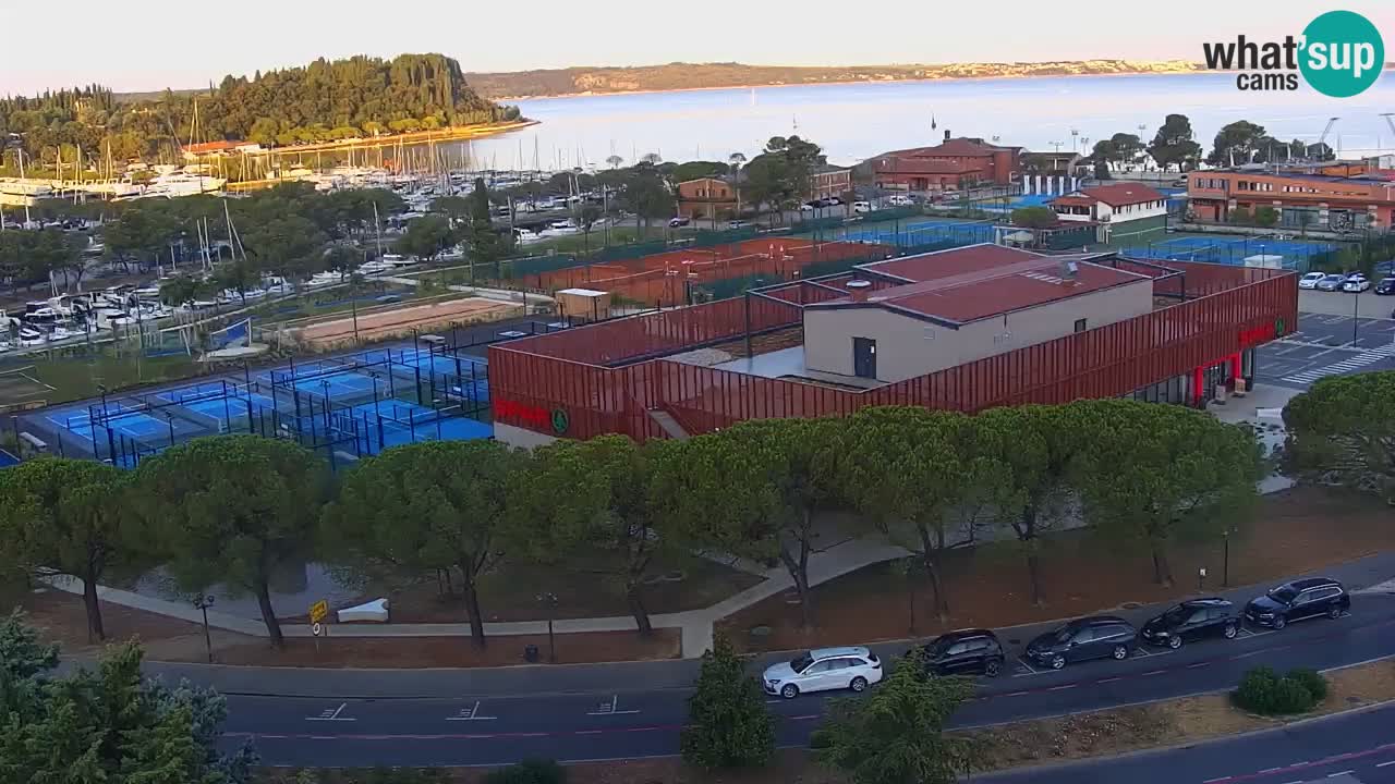 Portorož camera en vivo – vista del puerto deportivo y las canchas de tenis