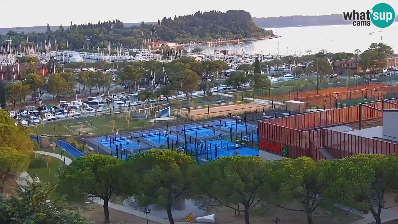 Portorož Live Webcam – vue sur la marina et les courts de tennis