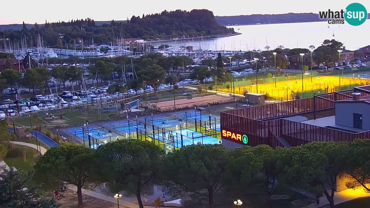 Portorož camera en vivo – vista del puerto deportivo y las canchas de tenis