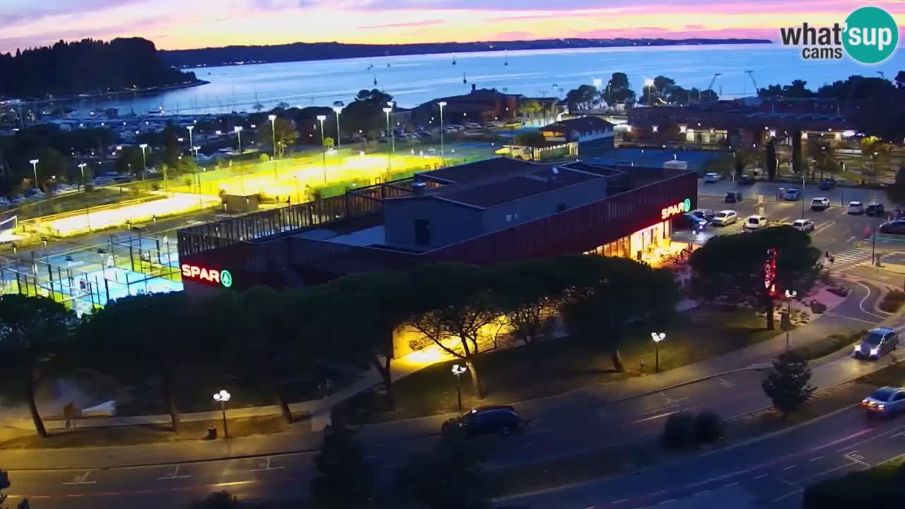 Portorož camera en vivo – vista del puerto deportivo y las canchas de tenis