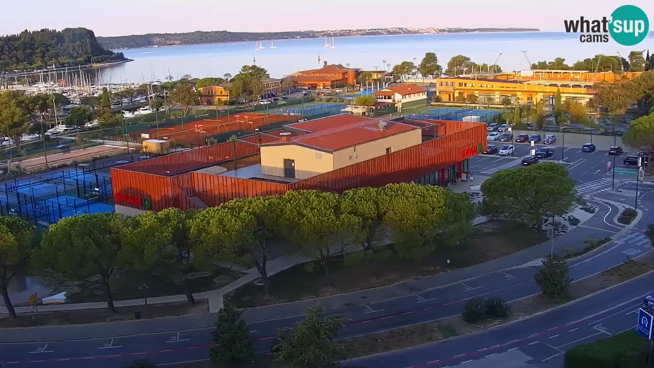 Portorož Live Webcam – vue sur la marina et les courts de tennis