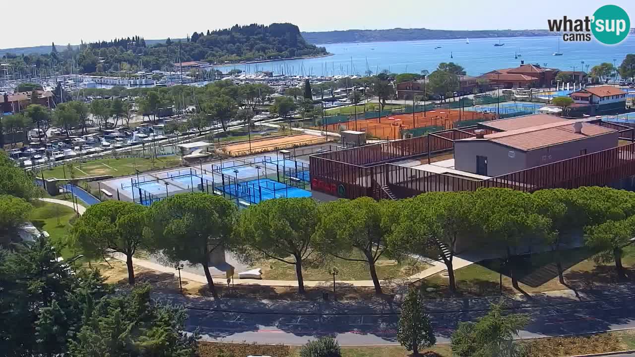 Portorož camera en vivo – vista del puerto deportivo y las canchas de tenis