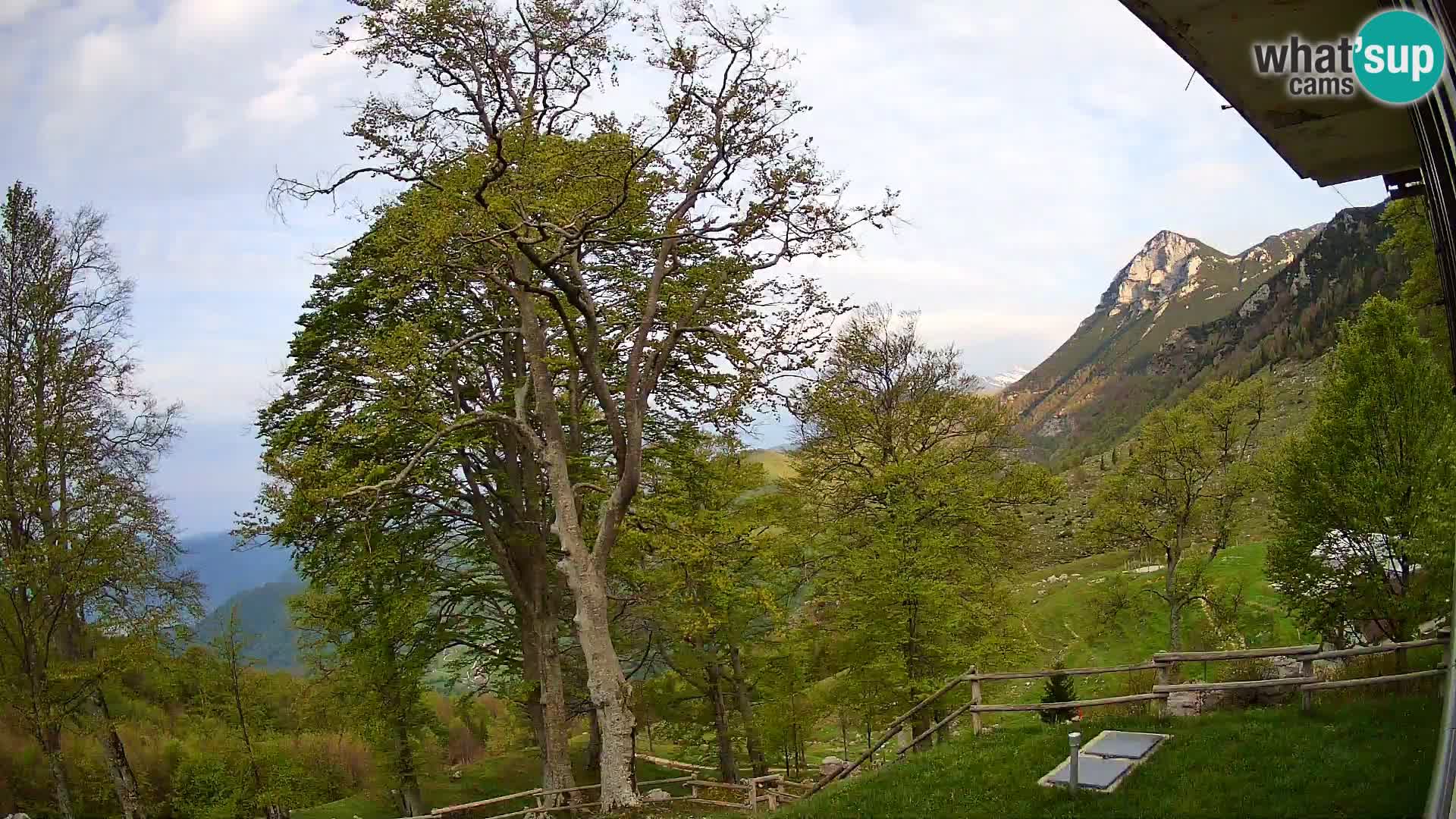 Refuge de la montagne Planina Razor caméra en direct (1315) | vue sur Tolminski Migovec