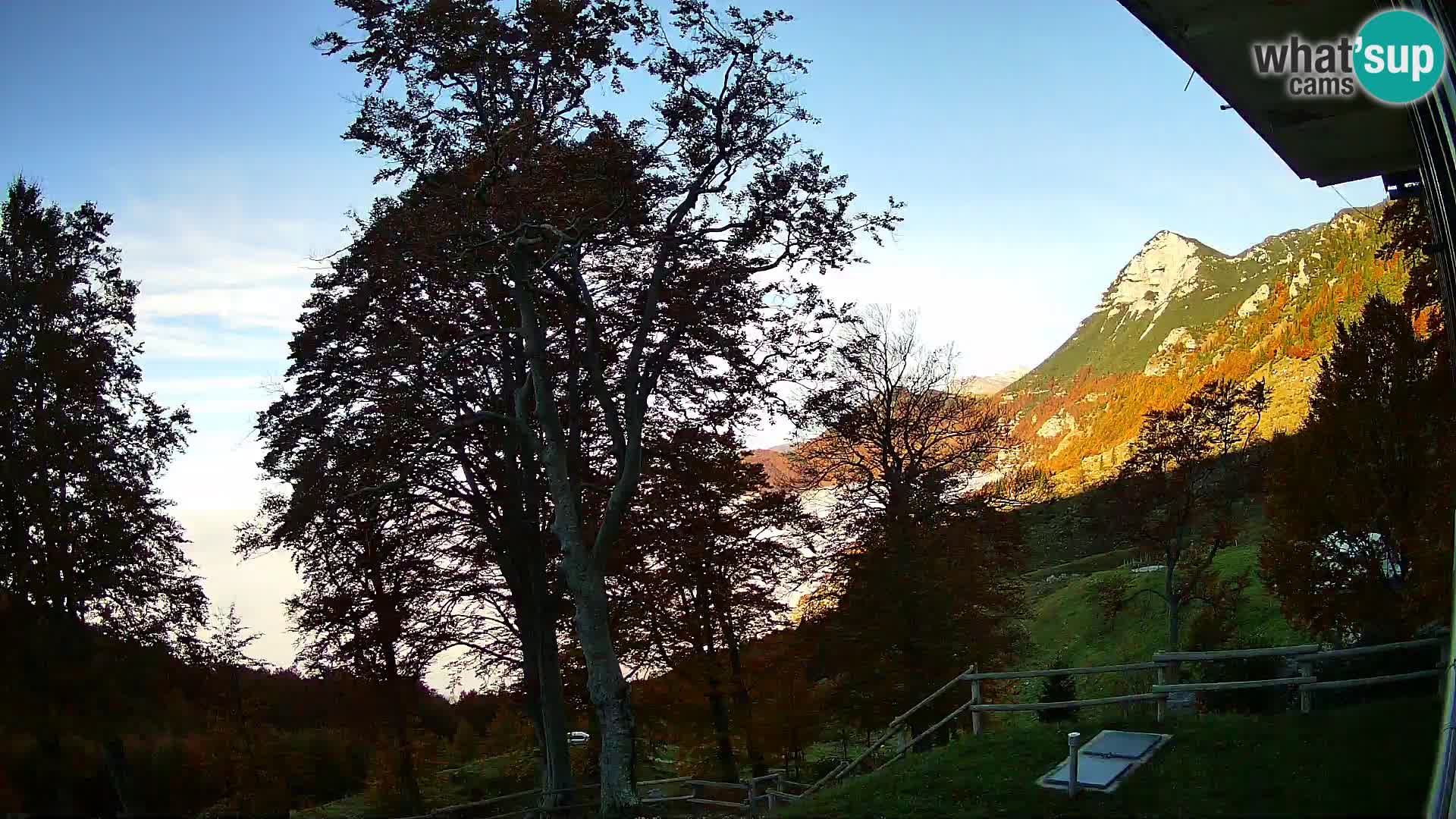 Planina Razor Bergütte Webcam (1315) | Blick auf Tolminski Migovec