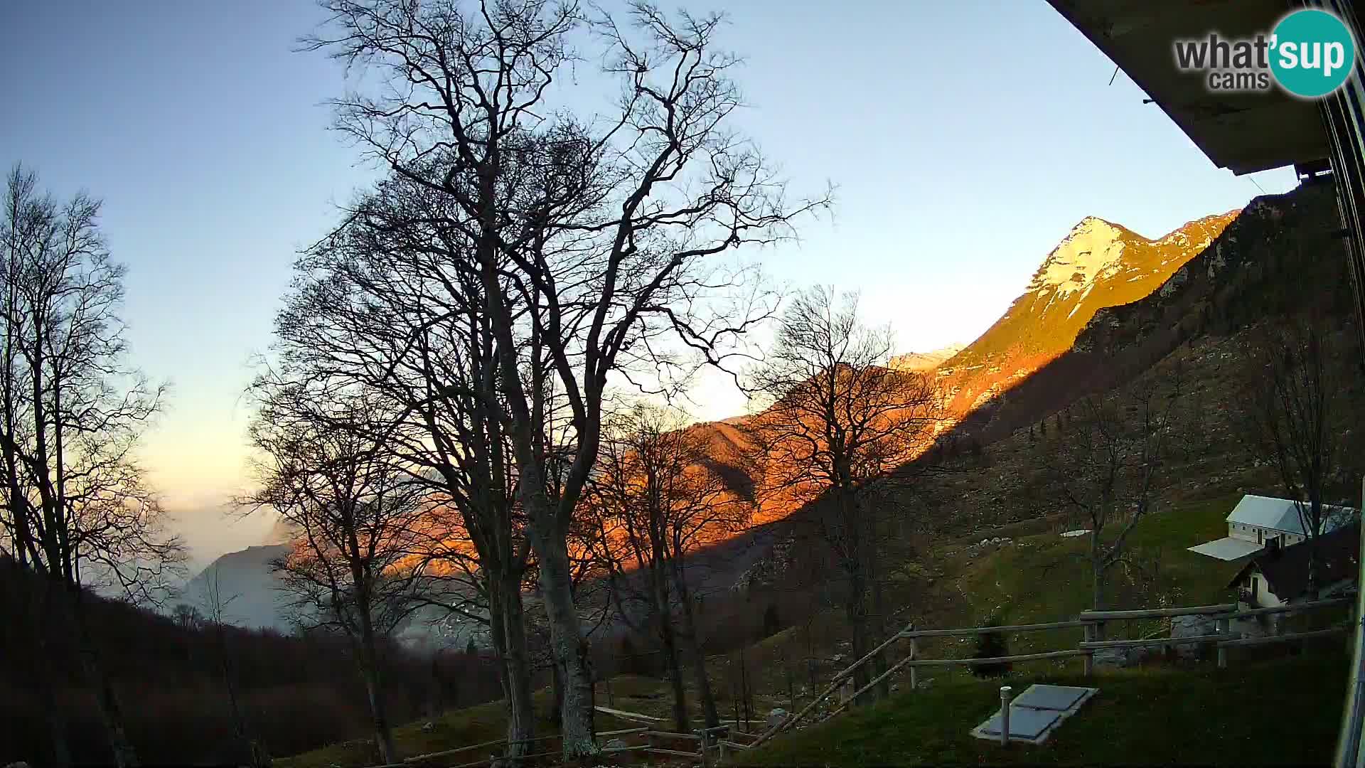 Cámara en vivo de la cabaña de montaña Planina Razor (1315) | vista hacia Tolminski Migovec