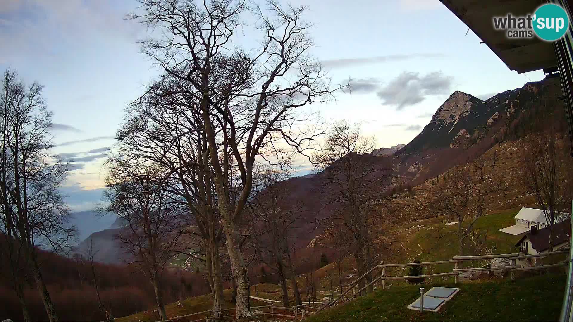 Cámara en vivo de la cabaña de montaña Planina Razor (1315) | vista hacia Tolminski Migovec