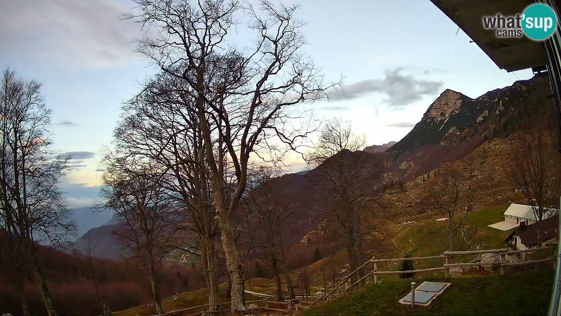 Cámara en vivo de la cabaña de montaña Planina Razor (1315) | vista hacia Tolminski Migovec