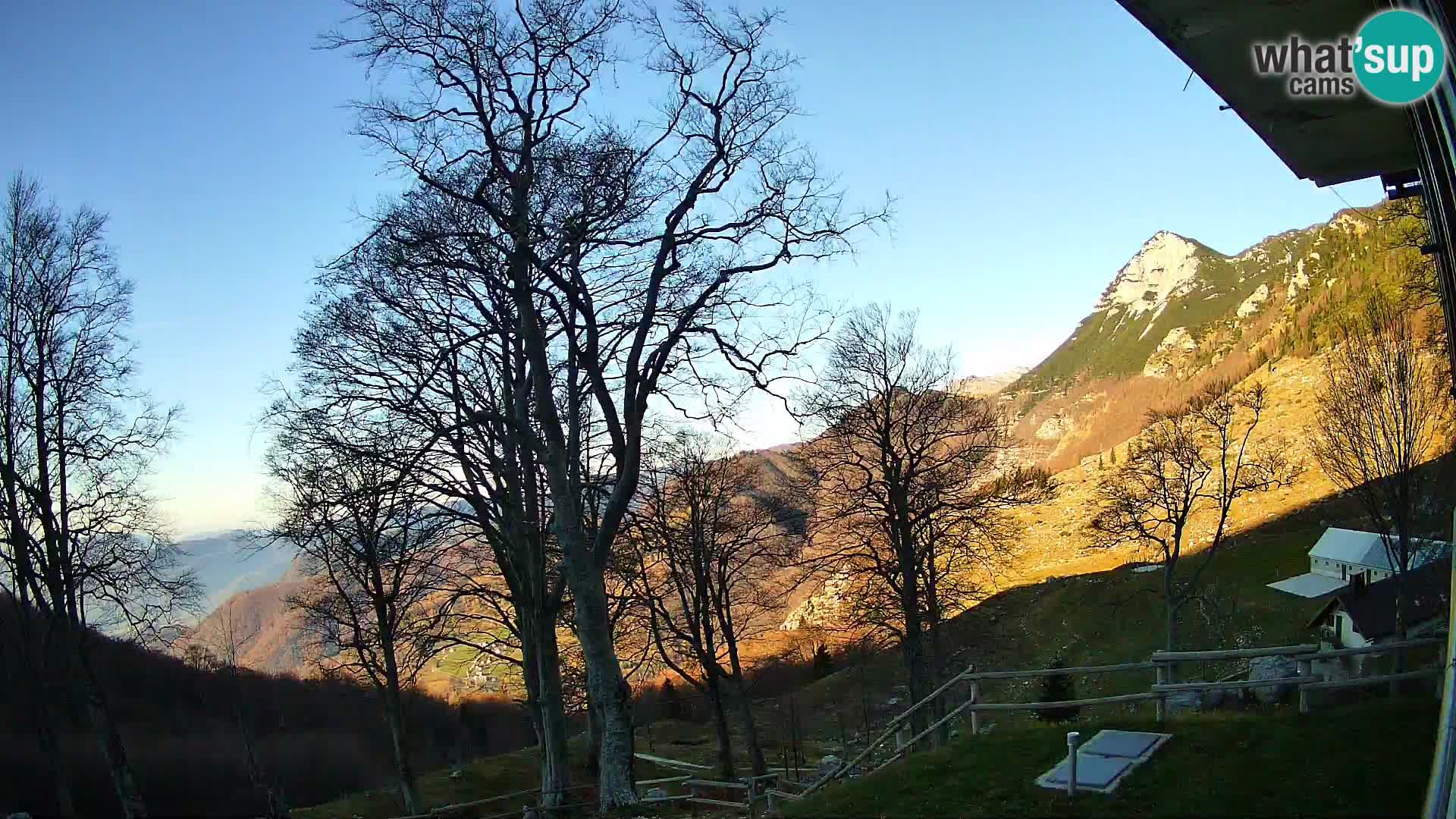 Planina Razor Bergütte Webcam (1315) | Blick auf Tolminski Migovec