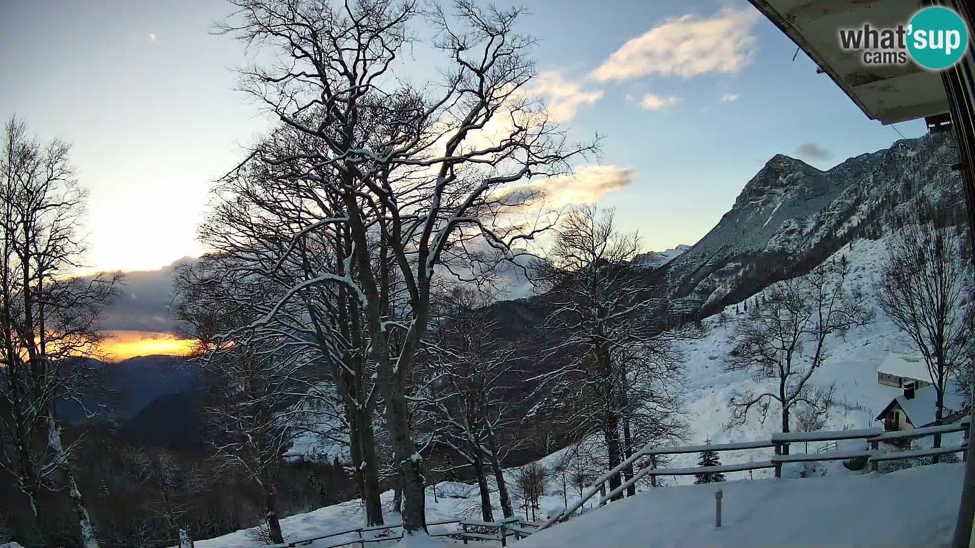 Cámara en vivo de la cabaña de montaña Planina Razor (1315) | vista hacia Tolminski Migovec