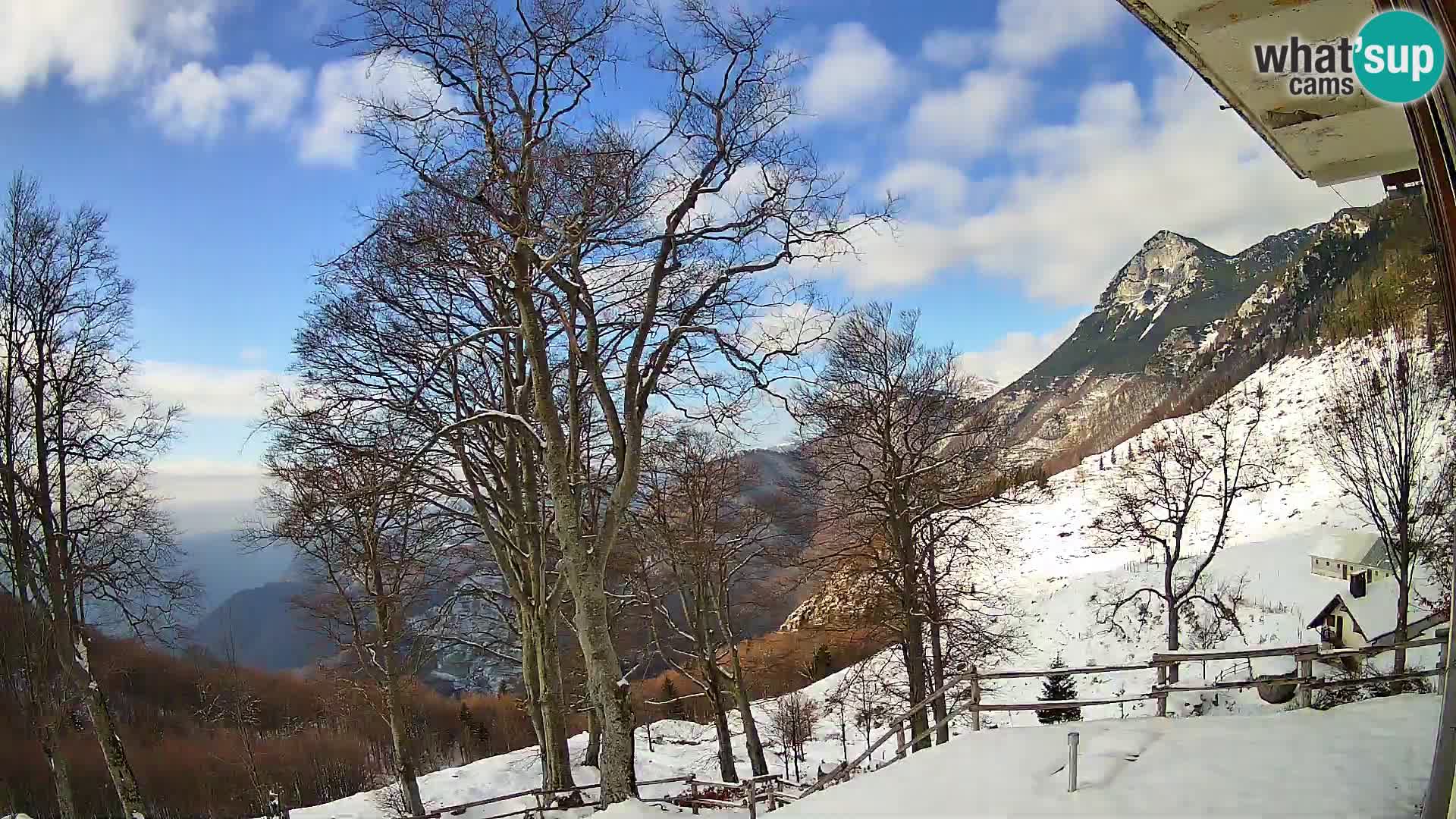 Cámara en vivo de la cabaña de montaña Planina Razor (1315) | vista hacia Tolminski Migovec