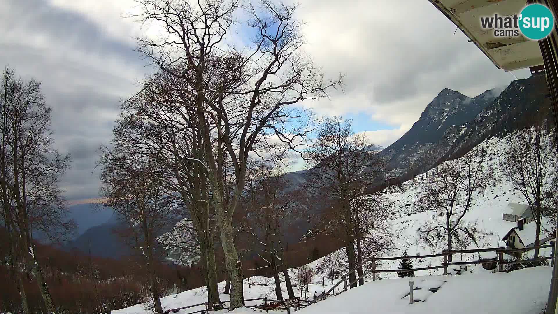 Cámara en vivo de la cabaña de montaña Planina Razor (1315) | vista hacia Tolminski Migovec