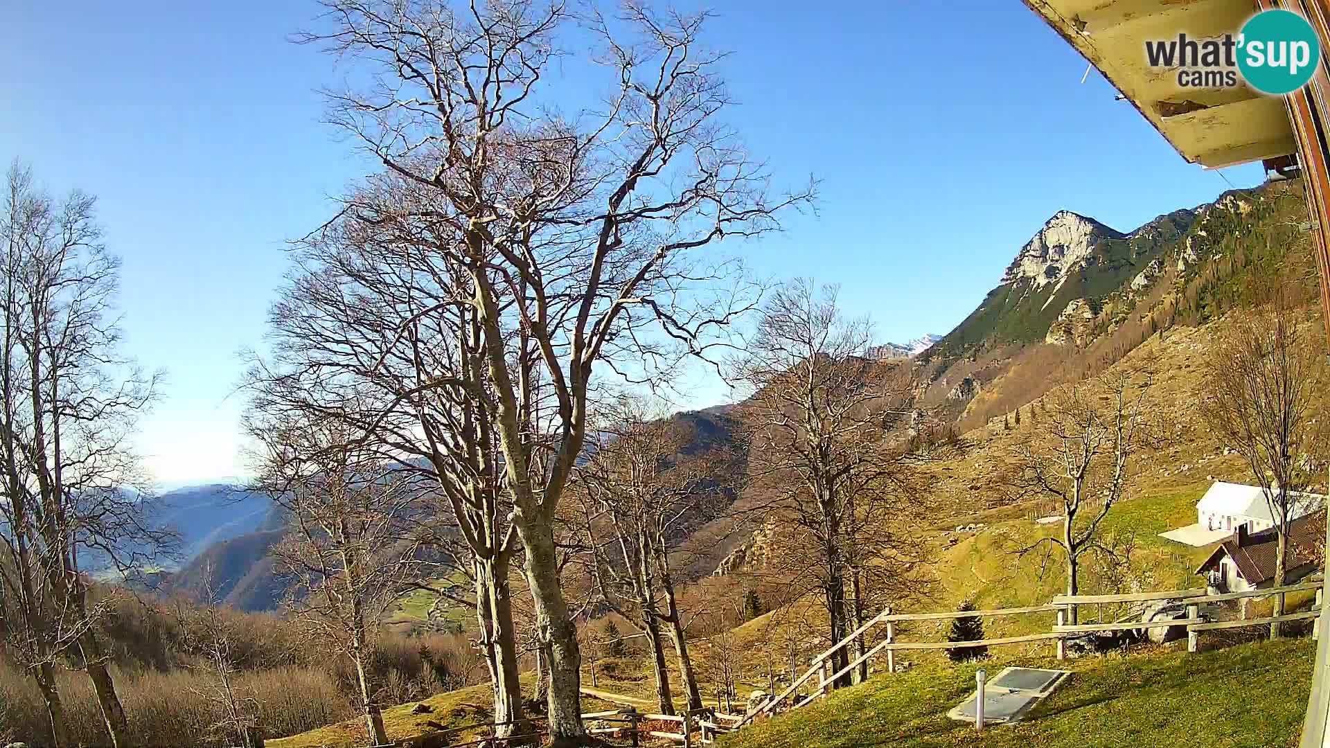 Cámara en vivo de la cabaña de montaña Planina Razor (1315) | vista hacia Tolminski Migovec