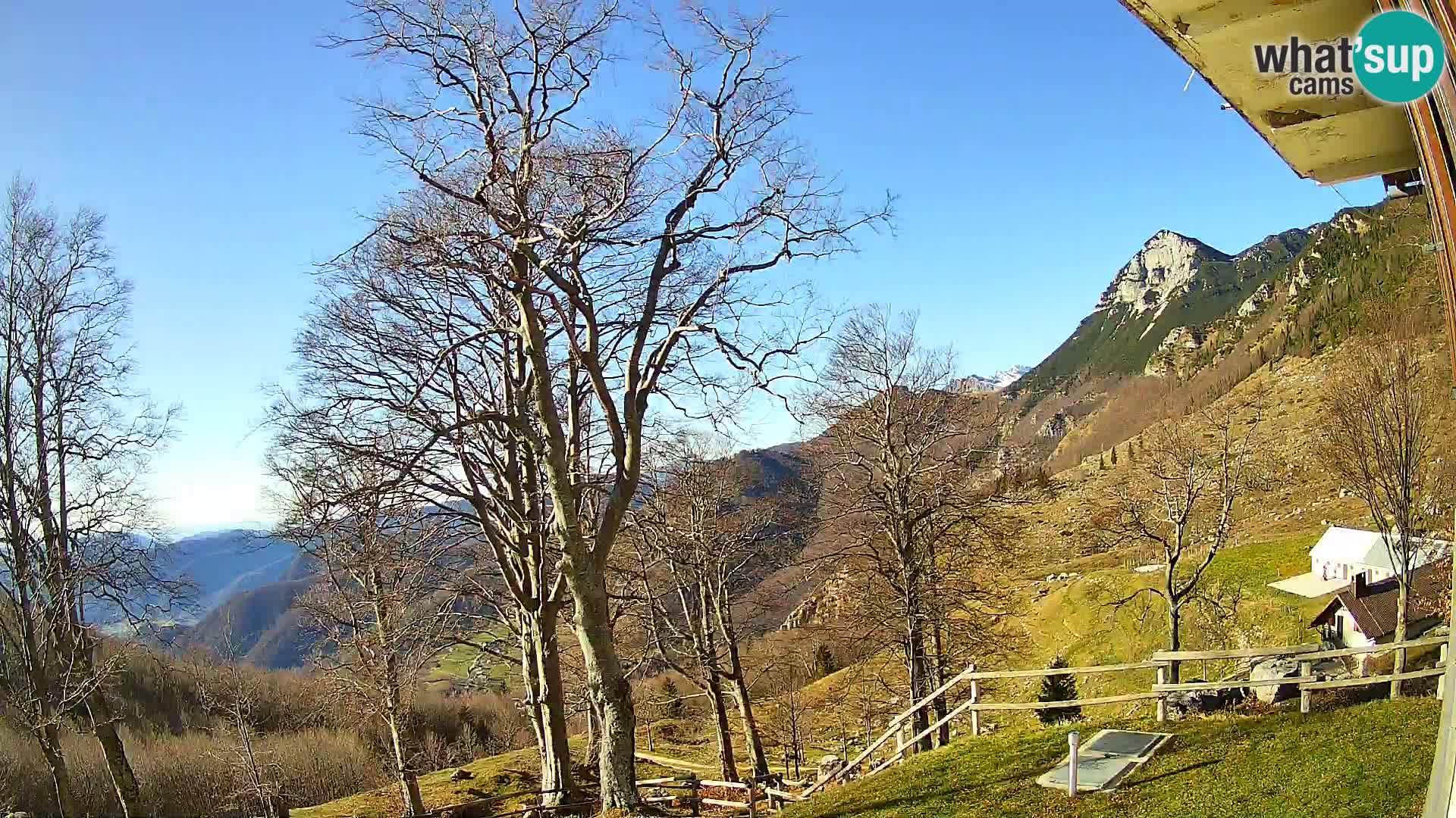 Cámara en vivo de la cabaña de montaña Planina Razor (1315) | vista hacia Tolminski Migovec