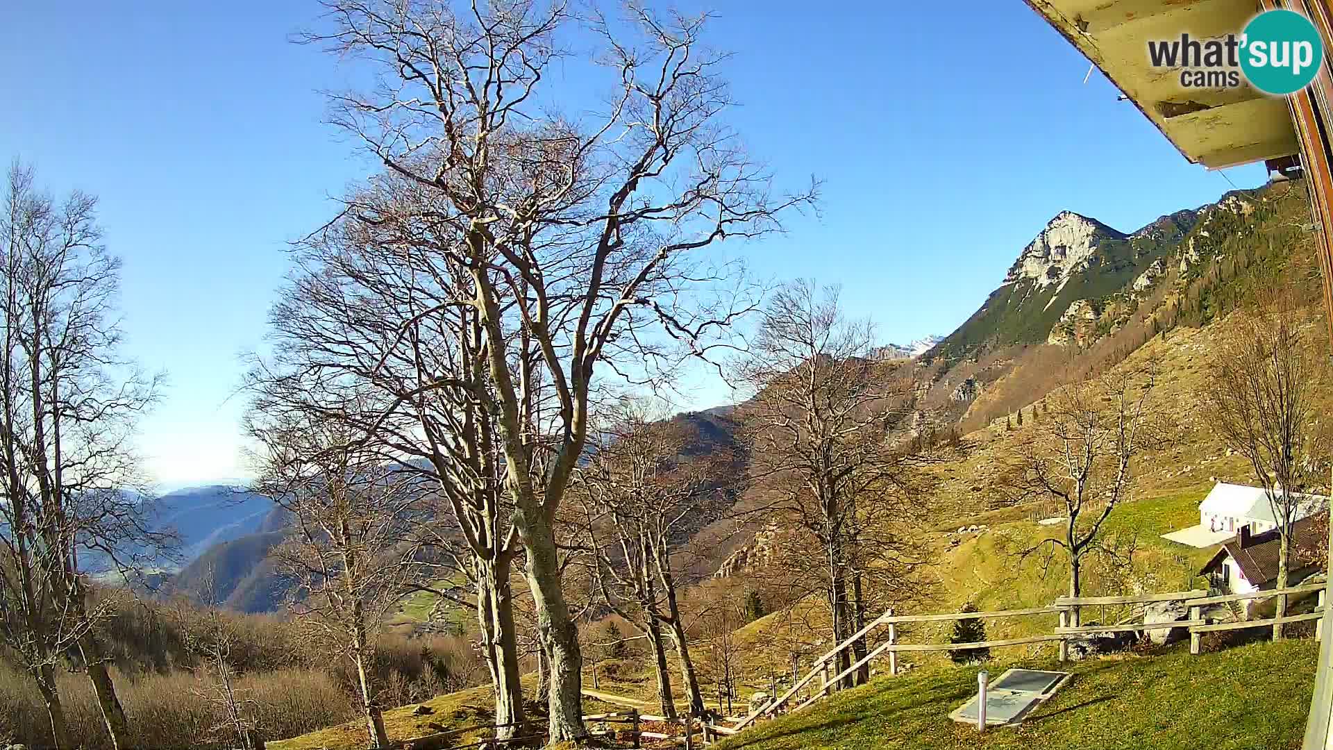 Cámara en vivo de la cabaña de montaña Planina Razor (1315) | vista hacia Tolminski Migovec