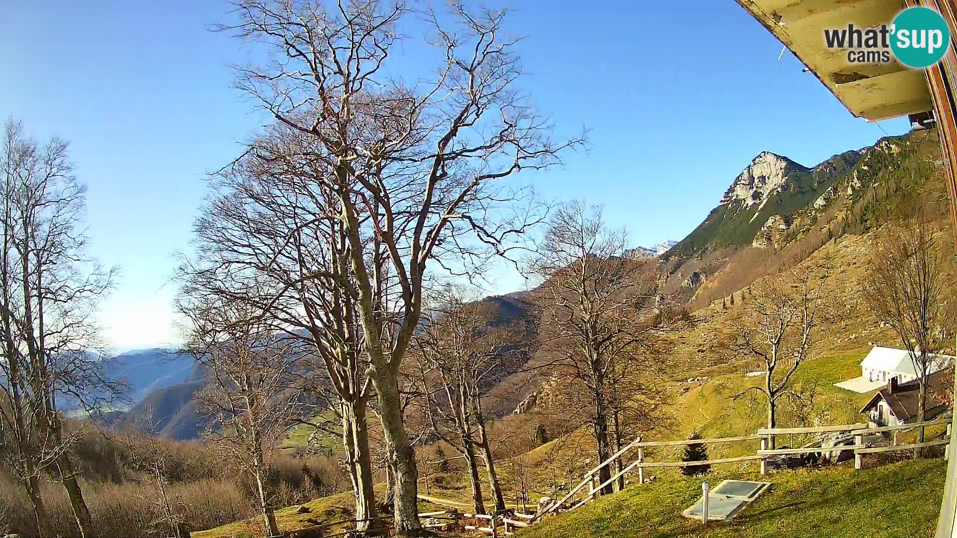 Cámara en vivo de la cabaña de montaña Planina Razor (1315) | vista hacia Tolminski Migovec