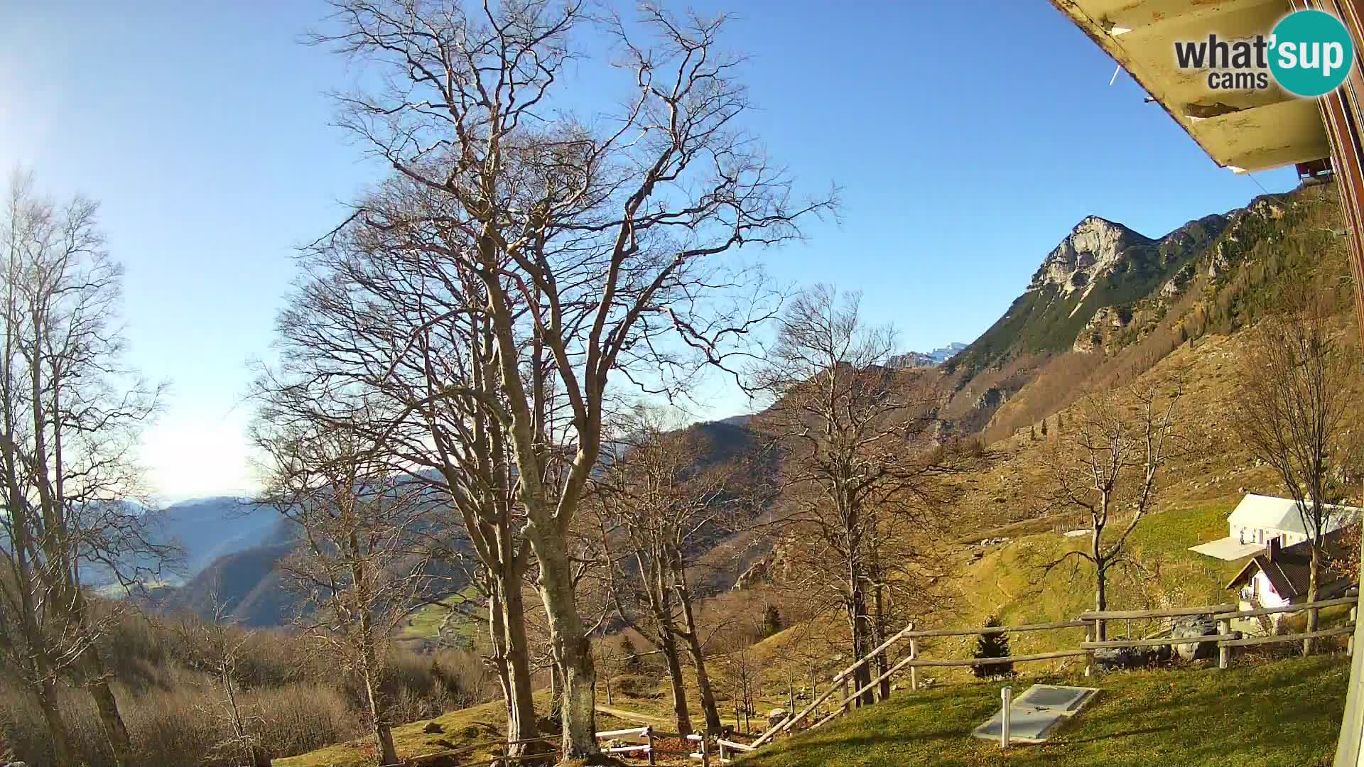 Cámara en vivo de la cabaña de montaña Planina Razor (1315) | vista hacia Tolminski Migovec