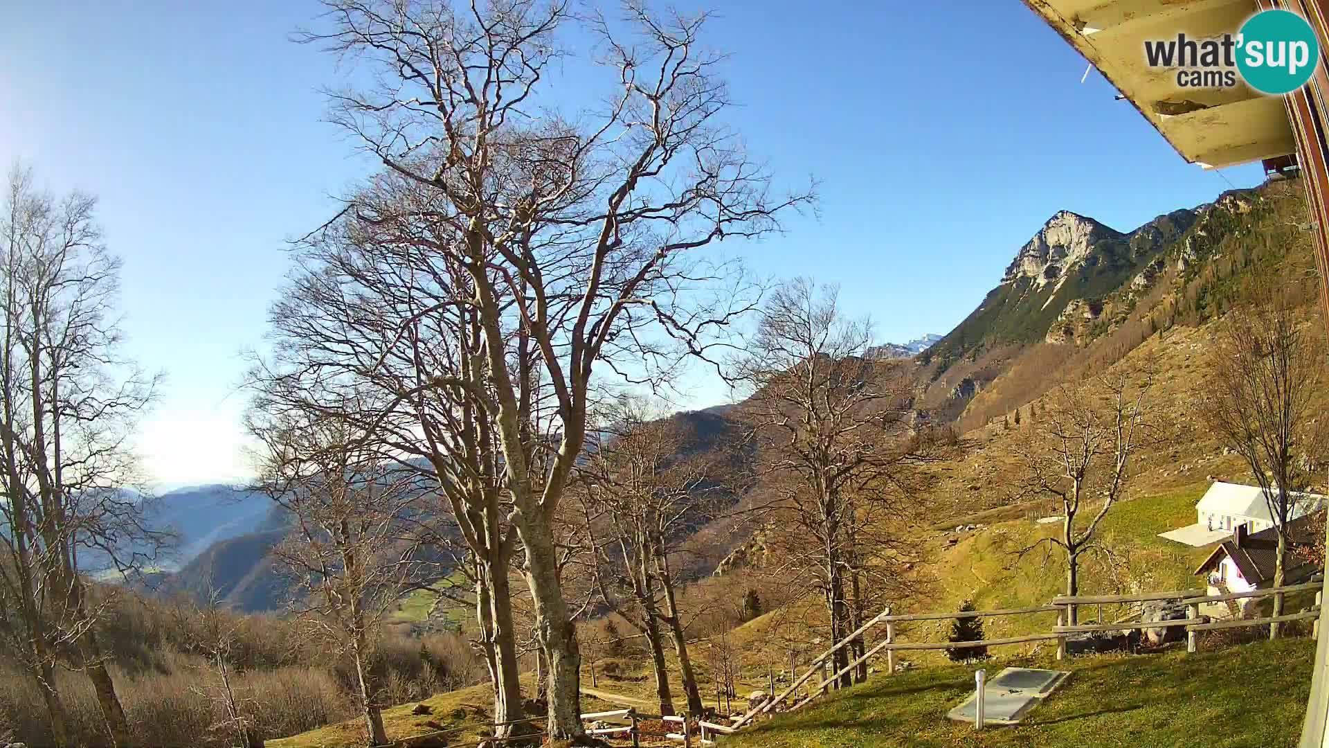 Cámara en vivo de la cabaña de montaña Planina Razor (1315) | vista hacia Tolminski Migovec