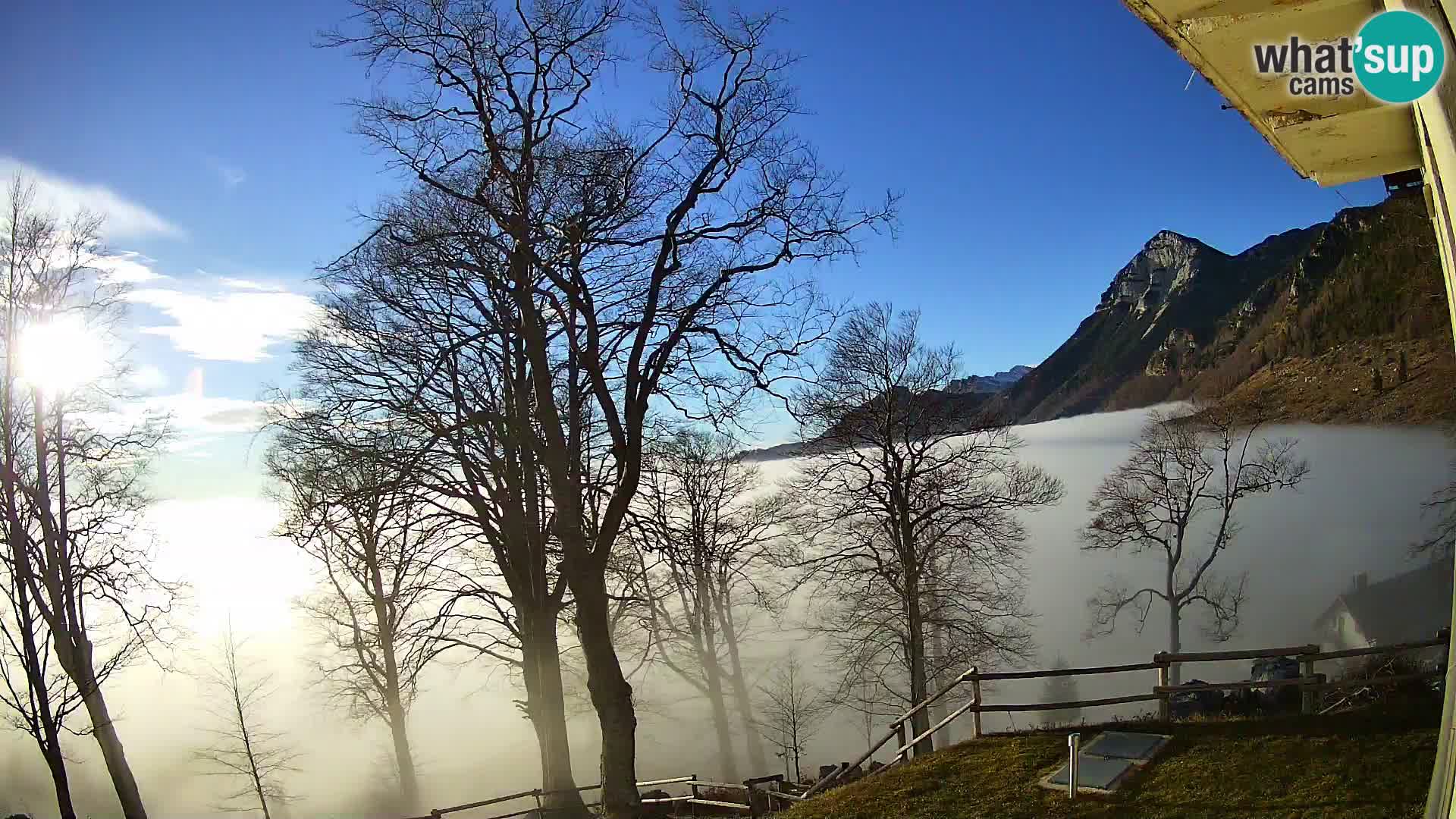 Cámara en vivo de la cabaña de montaña Planina Razor (1315) | vista hacia Tolminski Migovec