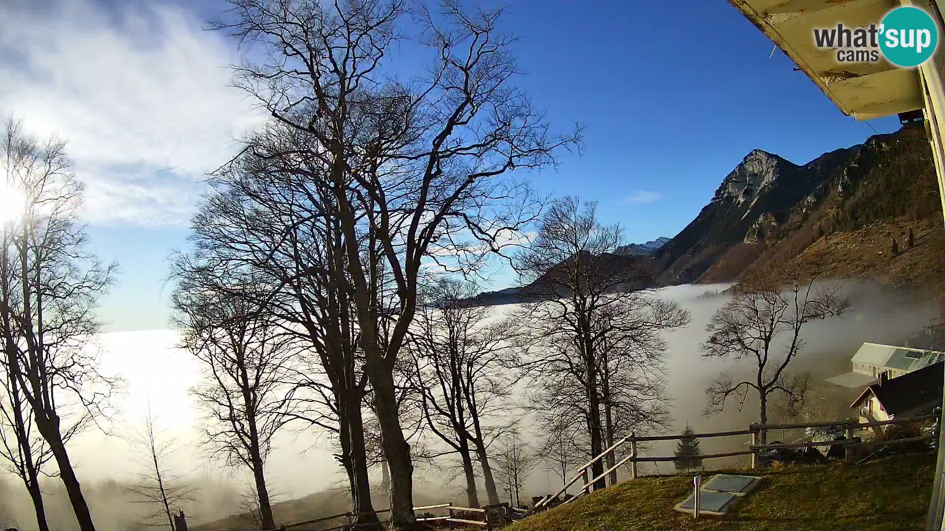 Cámara en vivo de la cabaña de montaña Planina Razor (1315) | vista hacia Tolminski Migovec