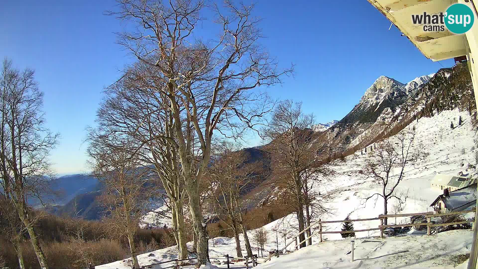 Cámara en vivo de la cabaña de montaña Planina Razor (1315) | vista hacia Tolminski Migovec