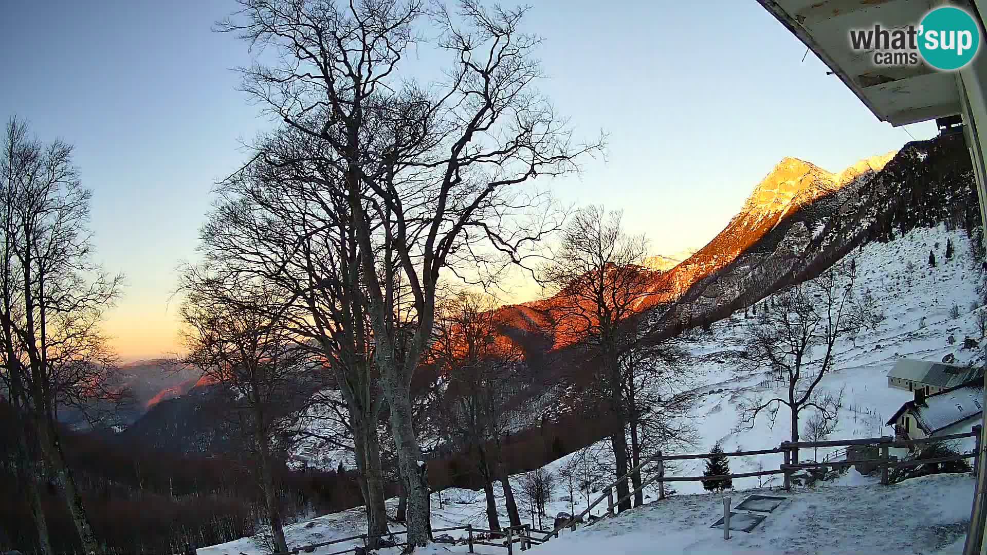 Koča na Planini Razor spletna kamera (1315) | Pogled na Tolminski Migovec