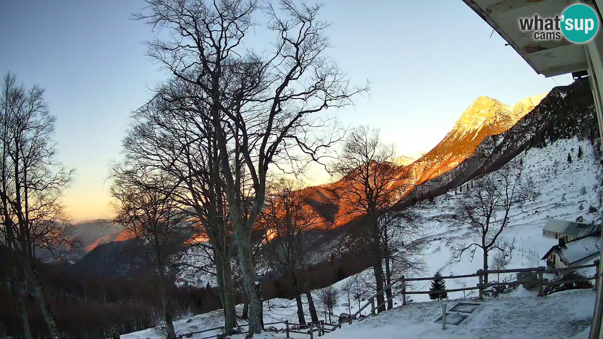 Cámara en vivo de la cabaña de montaña Planina Razor (1315) | vista hacia Tolminski Migovec