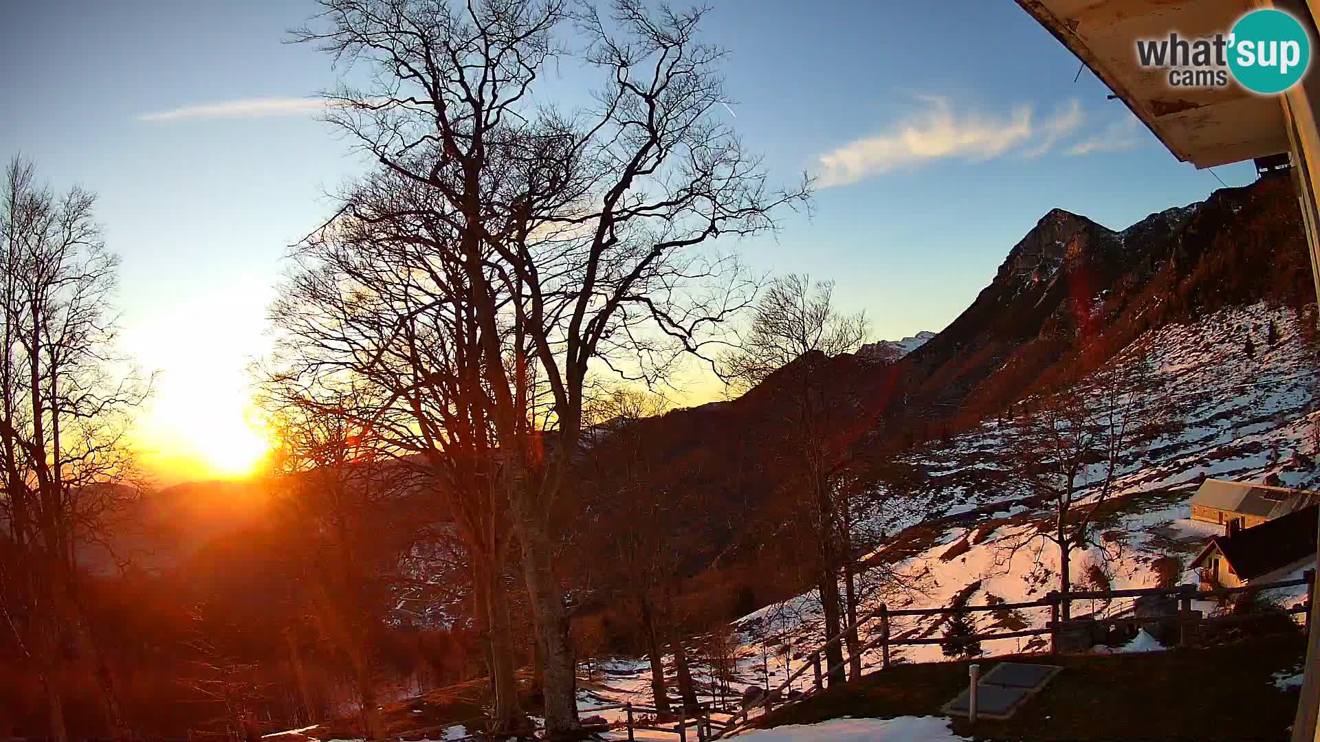 Planina Razor Mountain Hut live cam (1315) | view to Tolminski Migovec