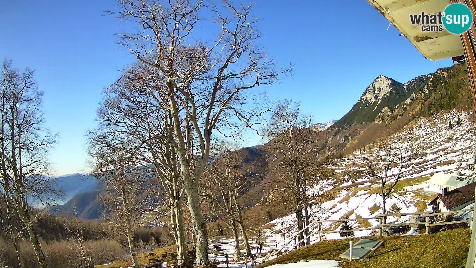 Cámara en vivo de la cabaña de montaña Planina Razor (1315) | vista hacia Tolminski Migovec