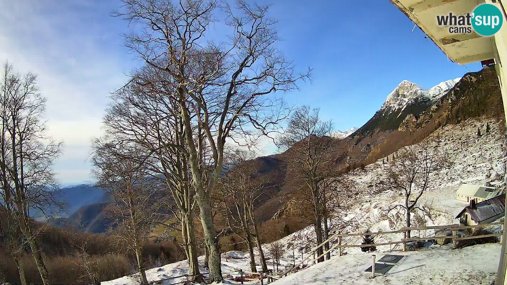 Cámara en vivo de la cabaña de montaña Planina Razor (1315) | vista hacia Tolminski Migovec