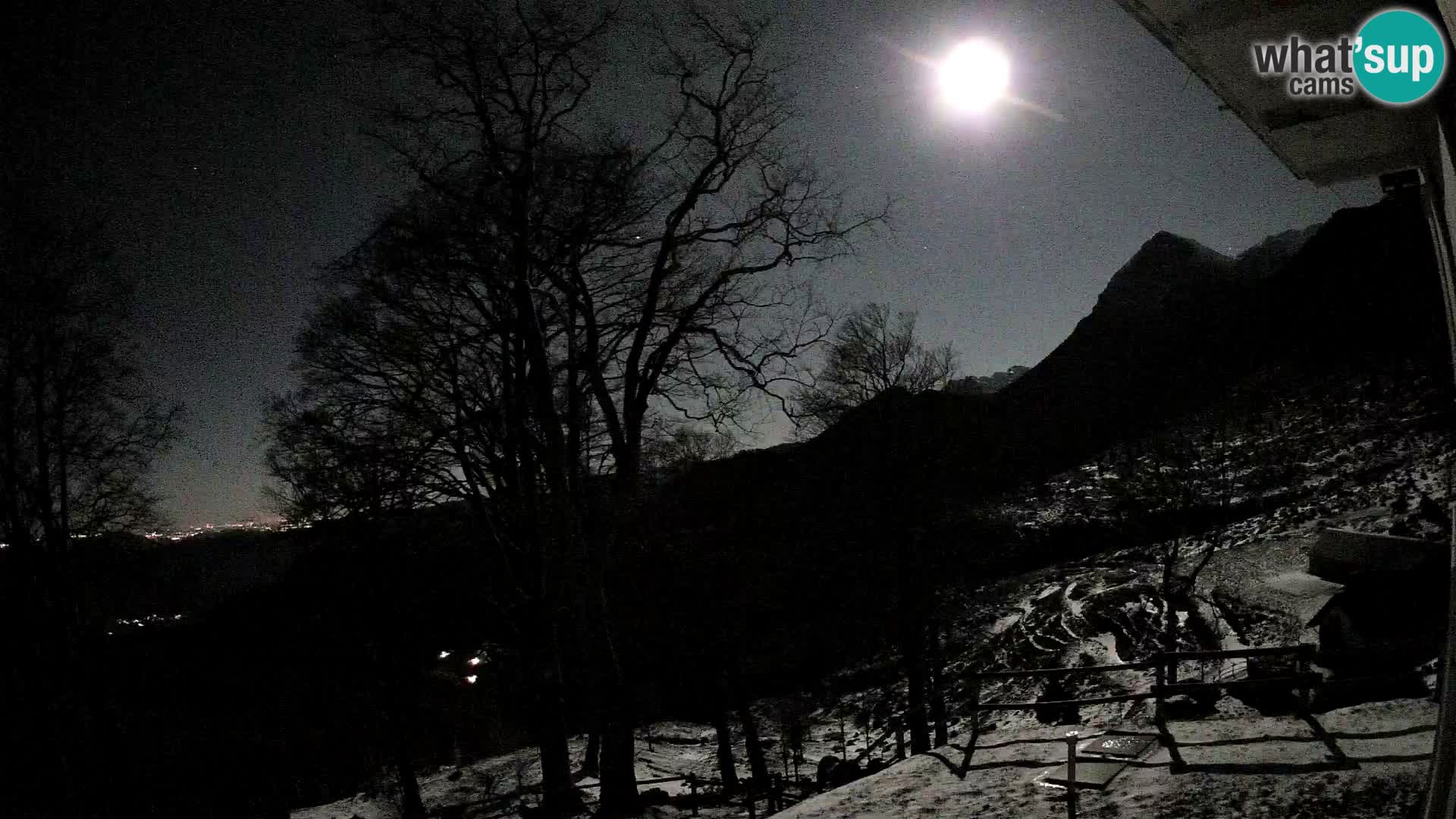 Cámara en vivo de la cabaña de montaña Planina Razor (1315) | vista hacia Tolminski Migovec