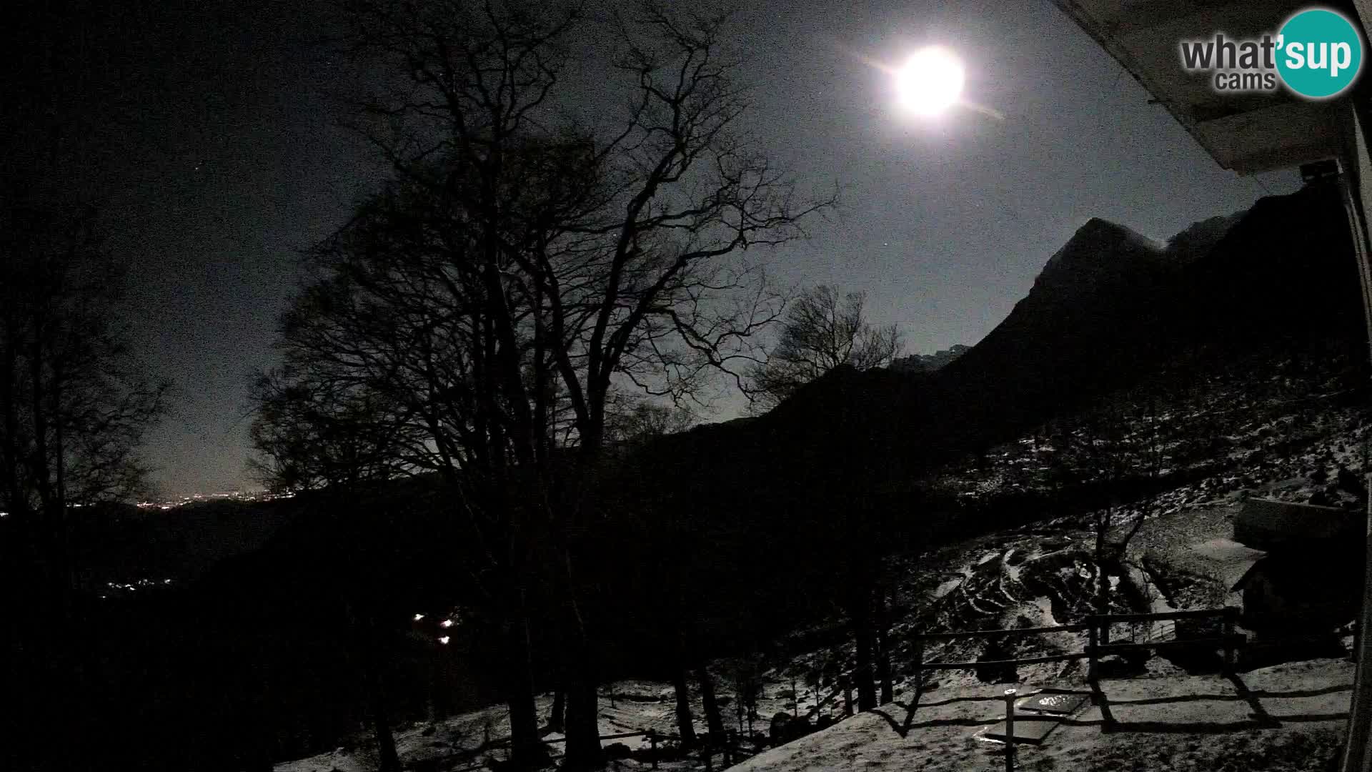 Cámara en vivo de la cabaña de montaña Planina Razor (1315) | vista hacia Tolminski Migovec