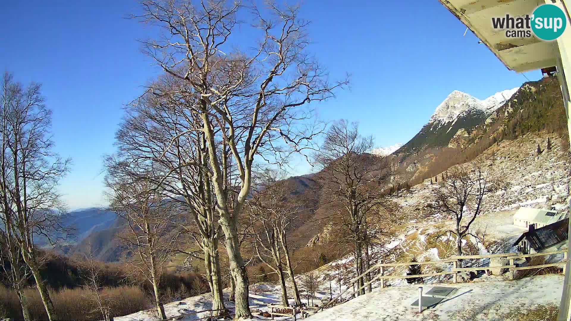 Cámara en vivo de la cabaña de montaña Planina Razor (1315) | vista hacia Tolminski Migovec