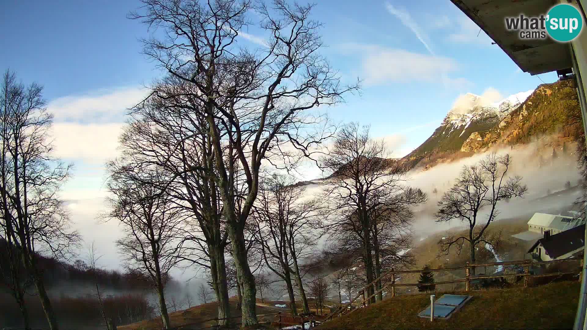 Cámara en vivo de la cabaña de montaña Planina Razor (1315) | vista hacia Tolminski Migovec