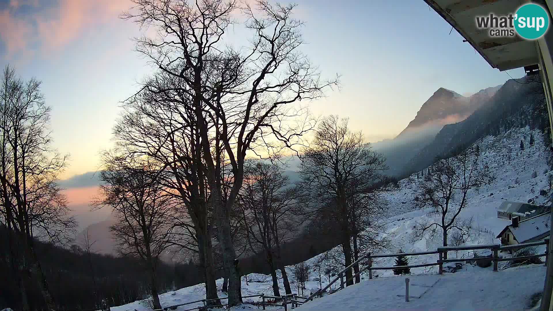 Baita di montagna Planina Razor webcam (1315) | vista su Tolminski Migovec