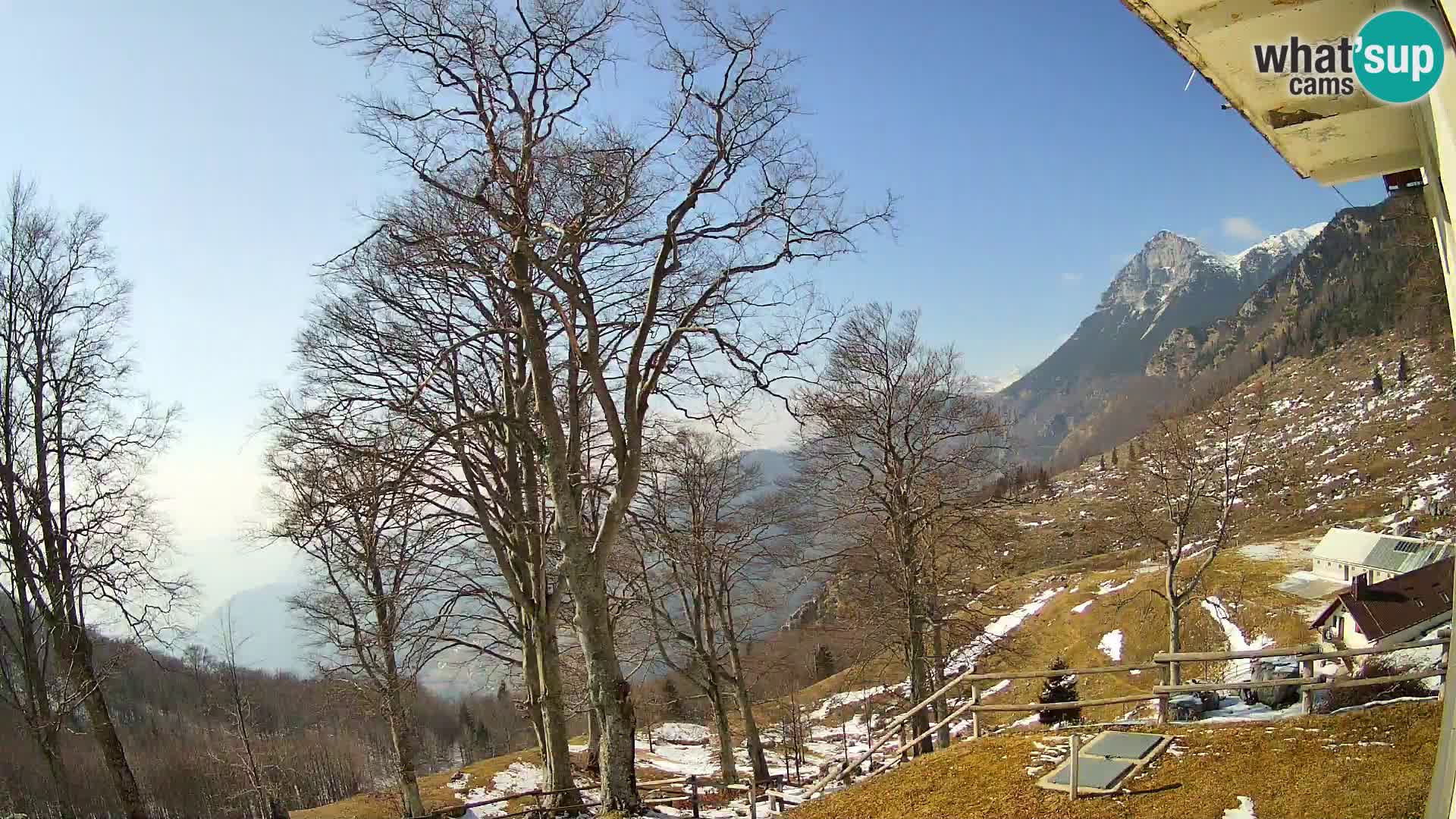 Cámara en vivo de la cabaña de montaña Planina Razor (1315) | vista hacia Tolminski Migovec