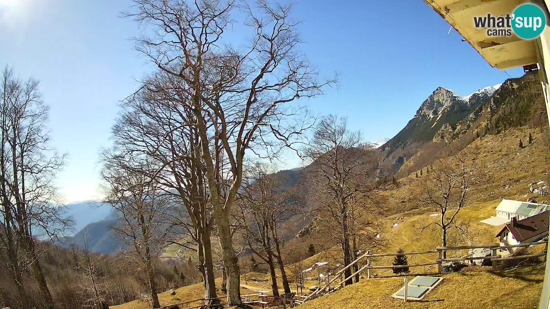 Cámara en vivo de la cabaña de montaña Planina Razor (1315) | vista hacia Tolminski Migovec