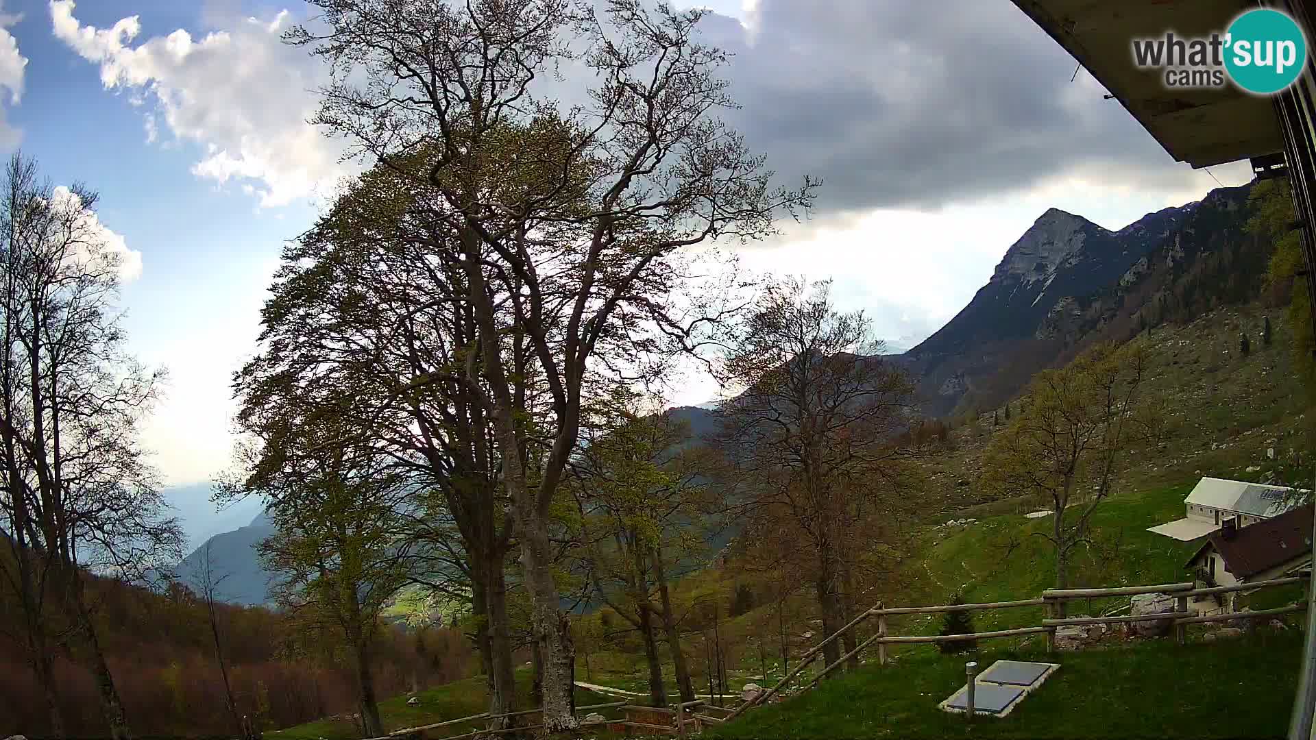 Cámara en vivo de la cabaña de montaña Planina Razor (1315) | vista hacia Tolminski Migovec
