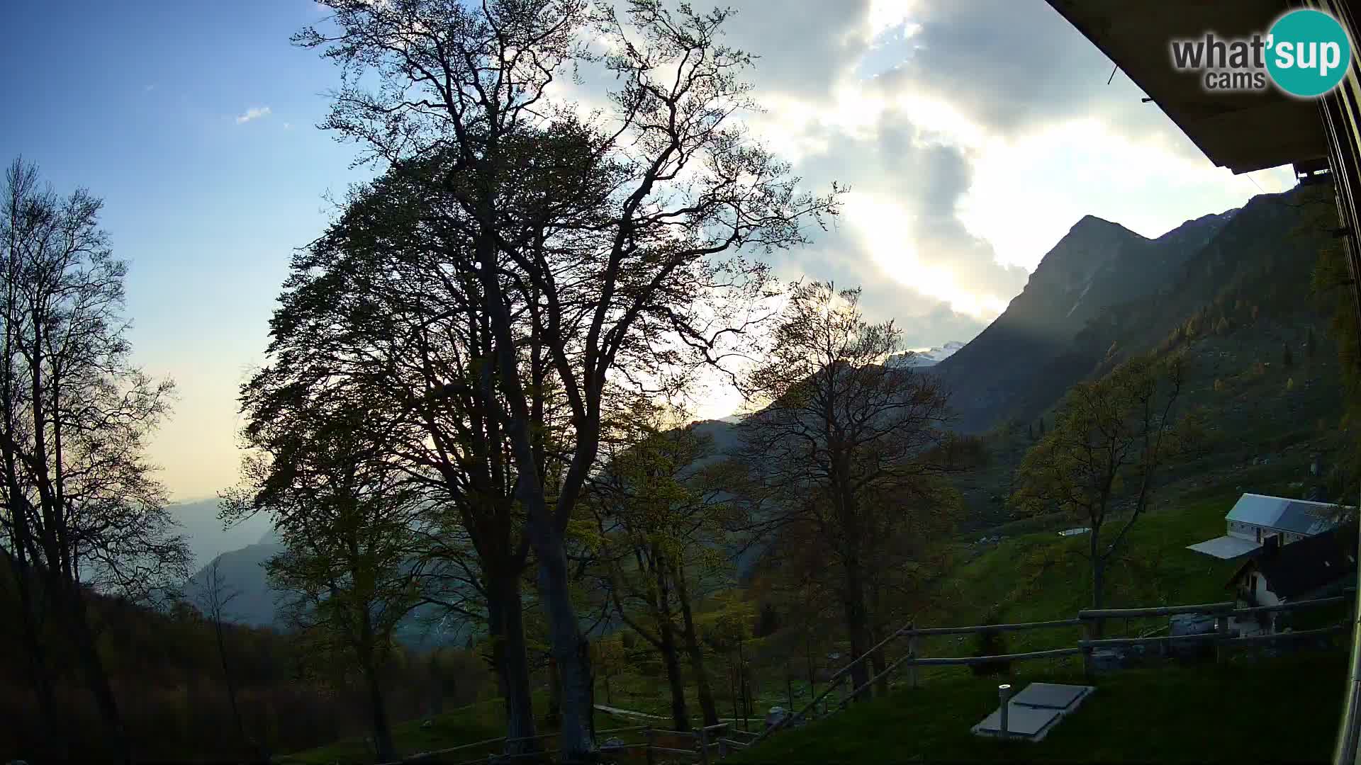 Cámara en vivo de la cabaña de montaña Planina Razor (1315) | vista hacia Tolminski Migovec