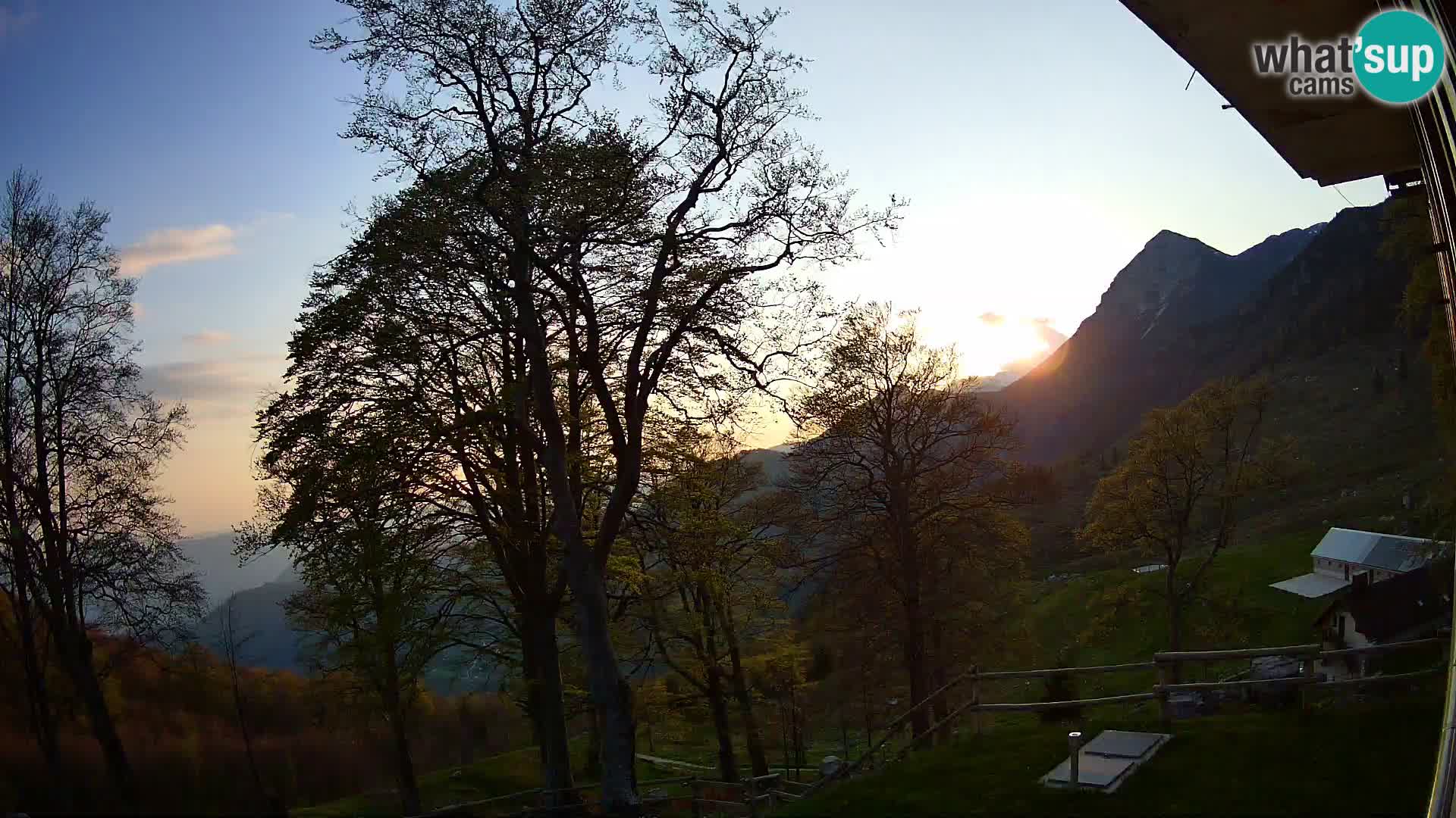 Cámara en vivo de la cabaña de montaña Planina Razor (1315) | vista hacia Tolminski Migovec