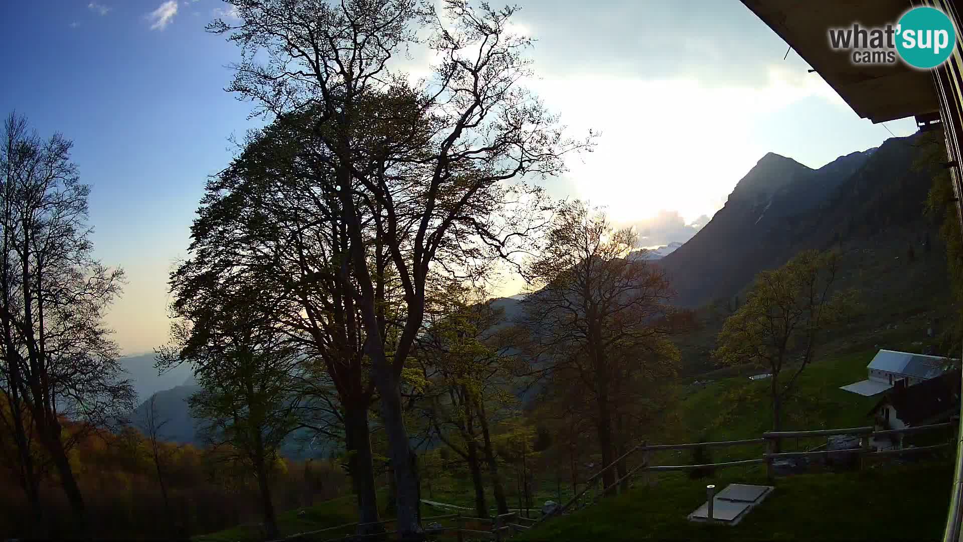 Cámara en vivo de la cabaña de montaña Planina Razor (1315) | vista hacia Tolminski Migovec