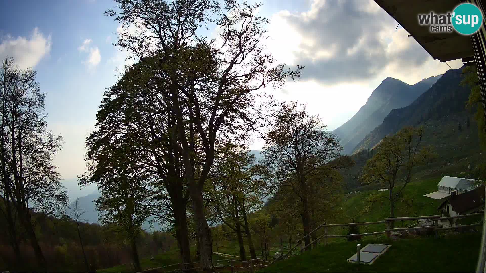 Refuge de la montagne Planina Razor caméra en direct (1315) | vue sur Tolminski Migovec