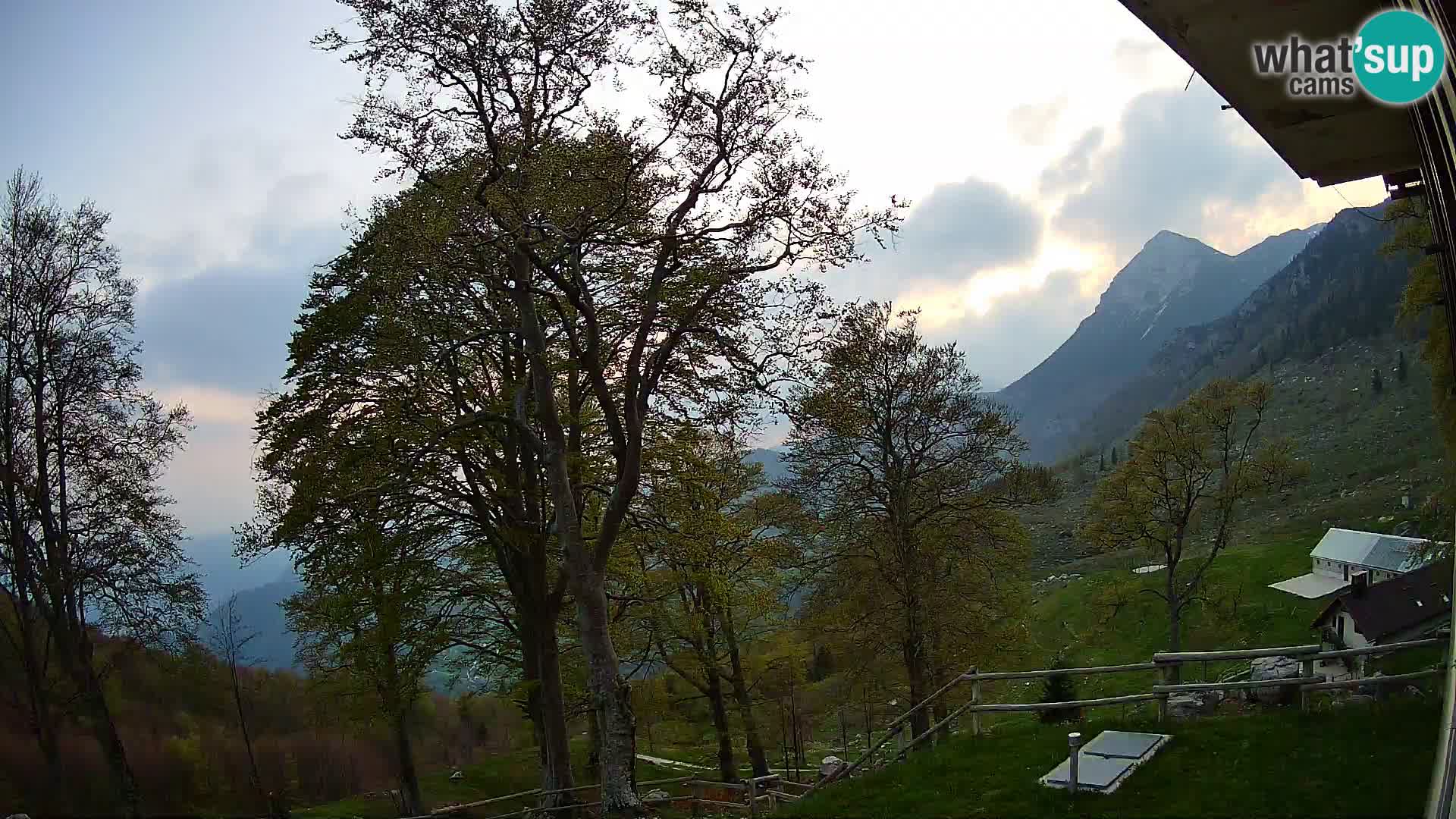 Refuge de la montagne Planina Razor caméra en direct (1315) | vue sur Tolminski Migovec
