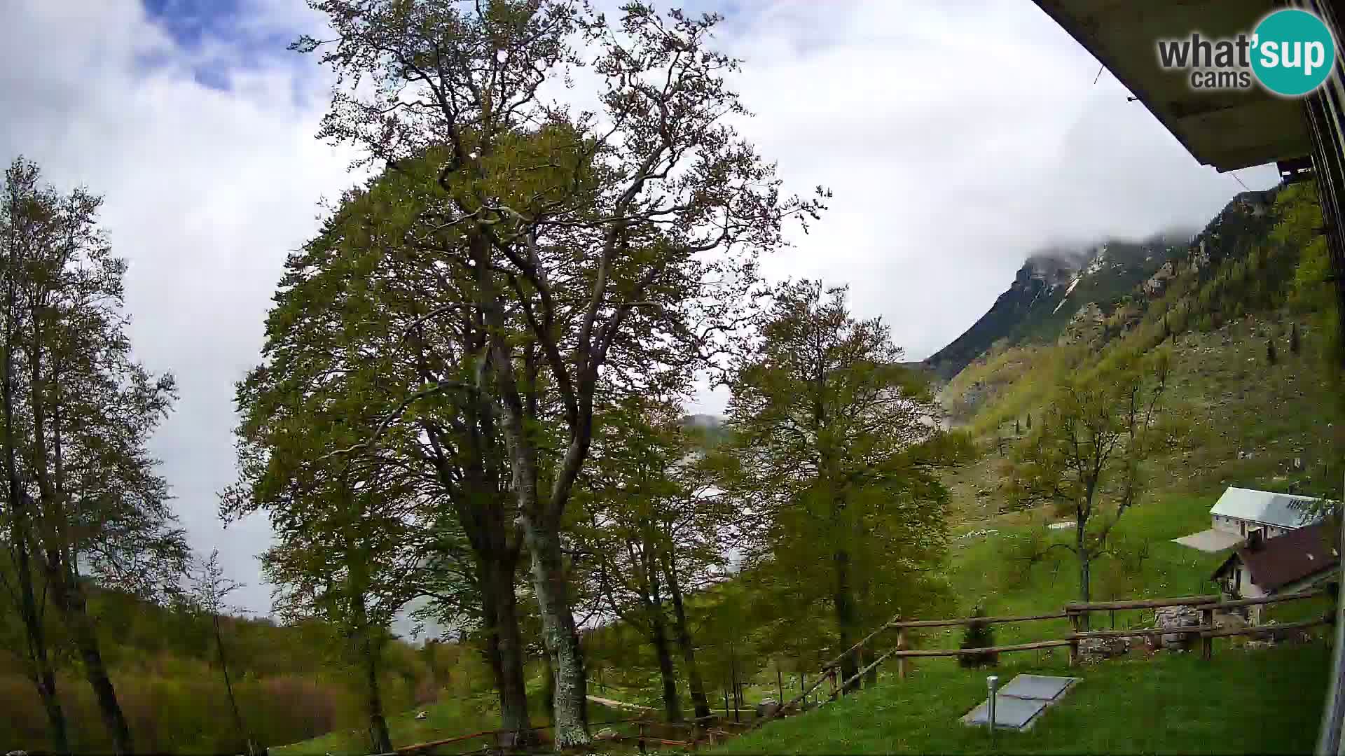 Cámara en vivo de la cabaña de montaña Planina Razor (1315) | vista hacia Tolminski Migovec