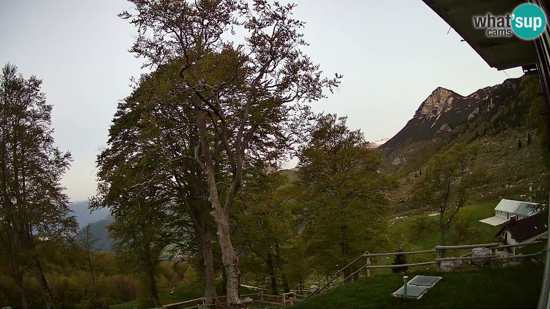 Koča na Planini Razor spletna kamera (1315) | Pogled na Tolminski Migovec